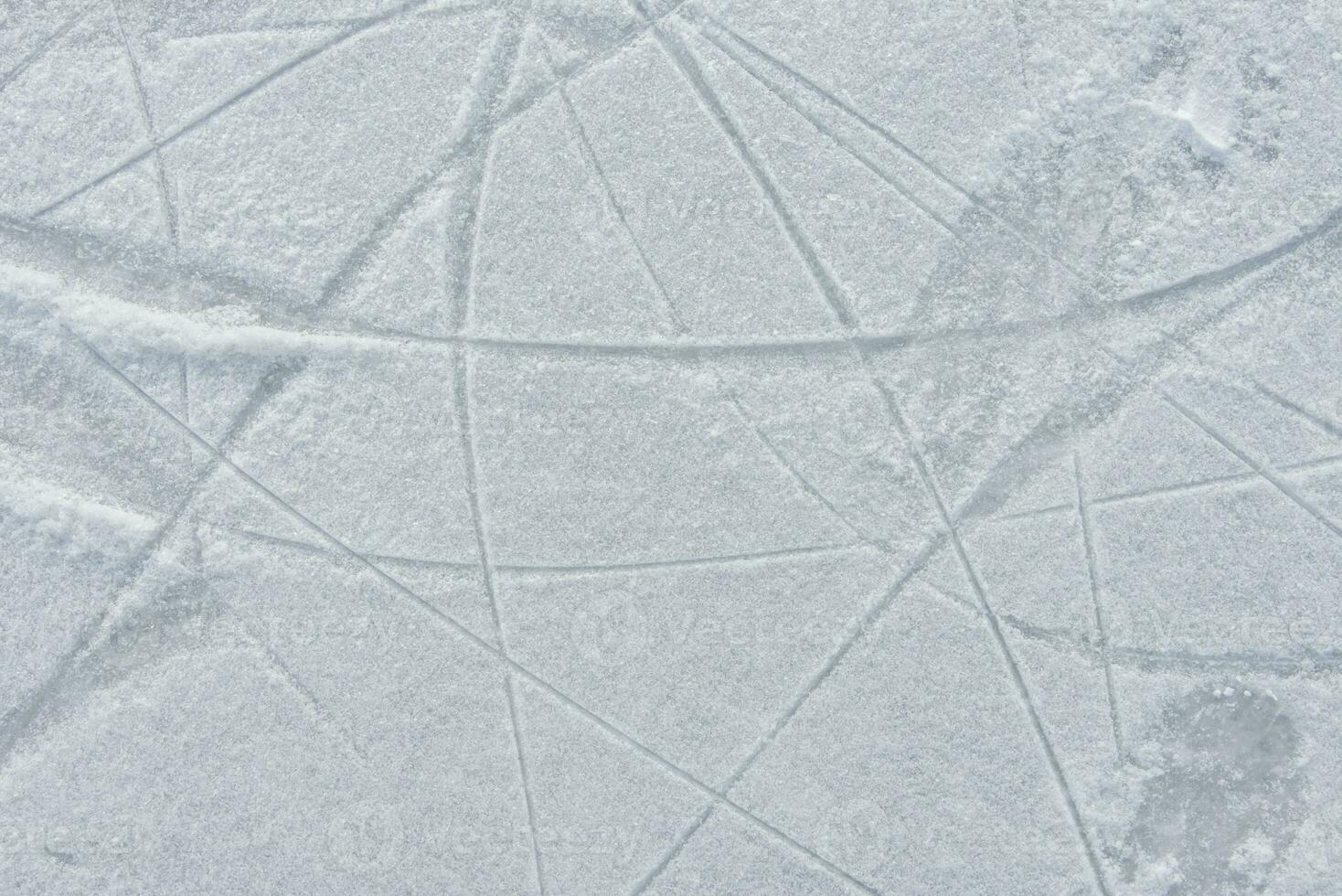 huellas en el hielo desde patines en el pista foto