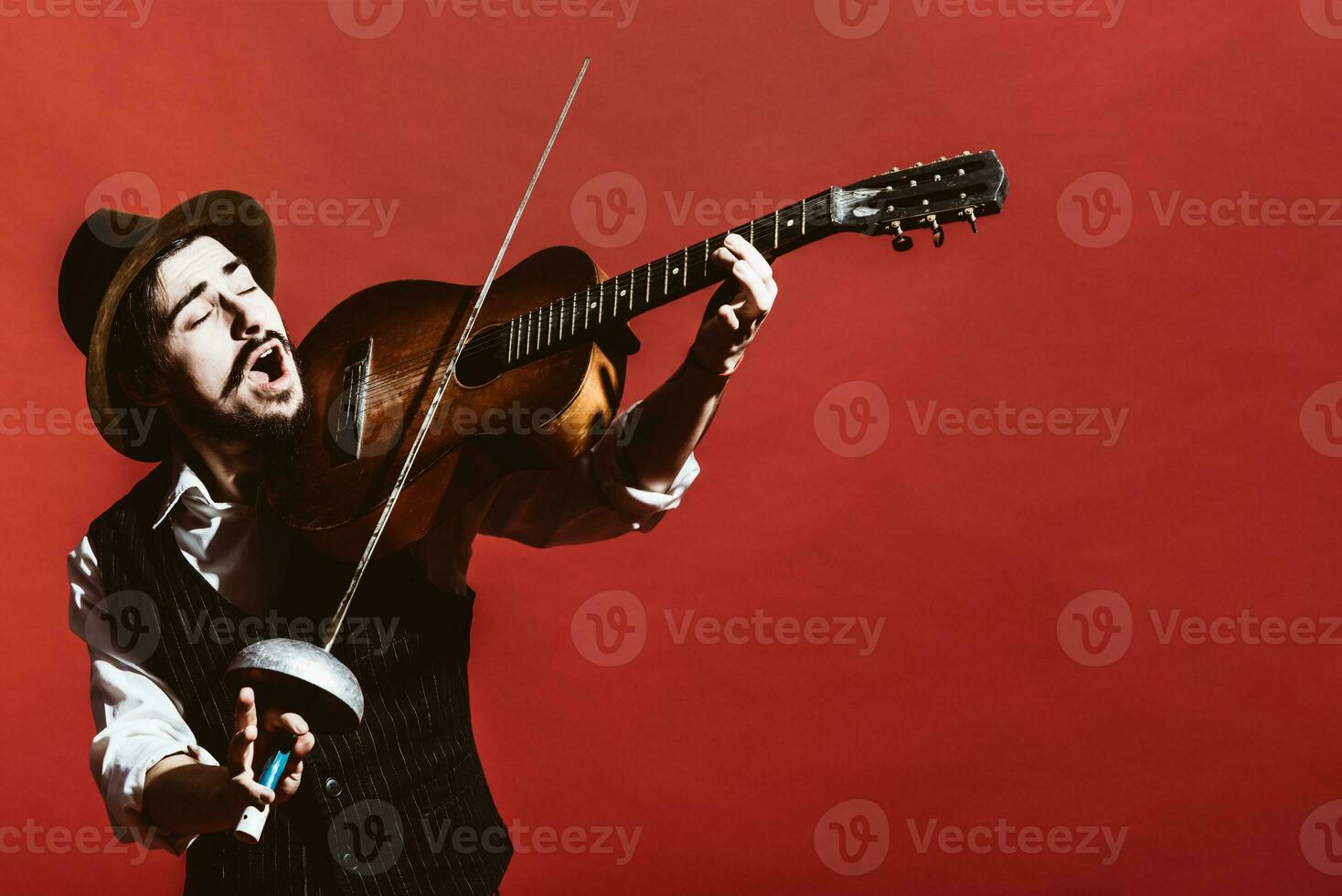 positivo chico en el estudio simula un violín foto