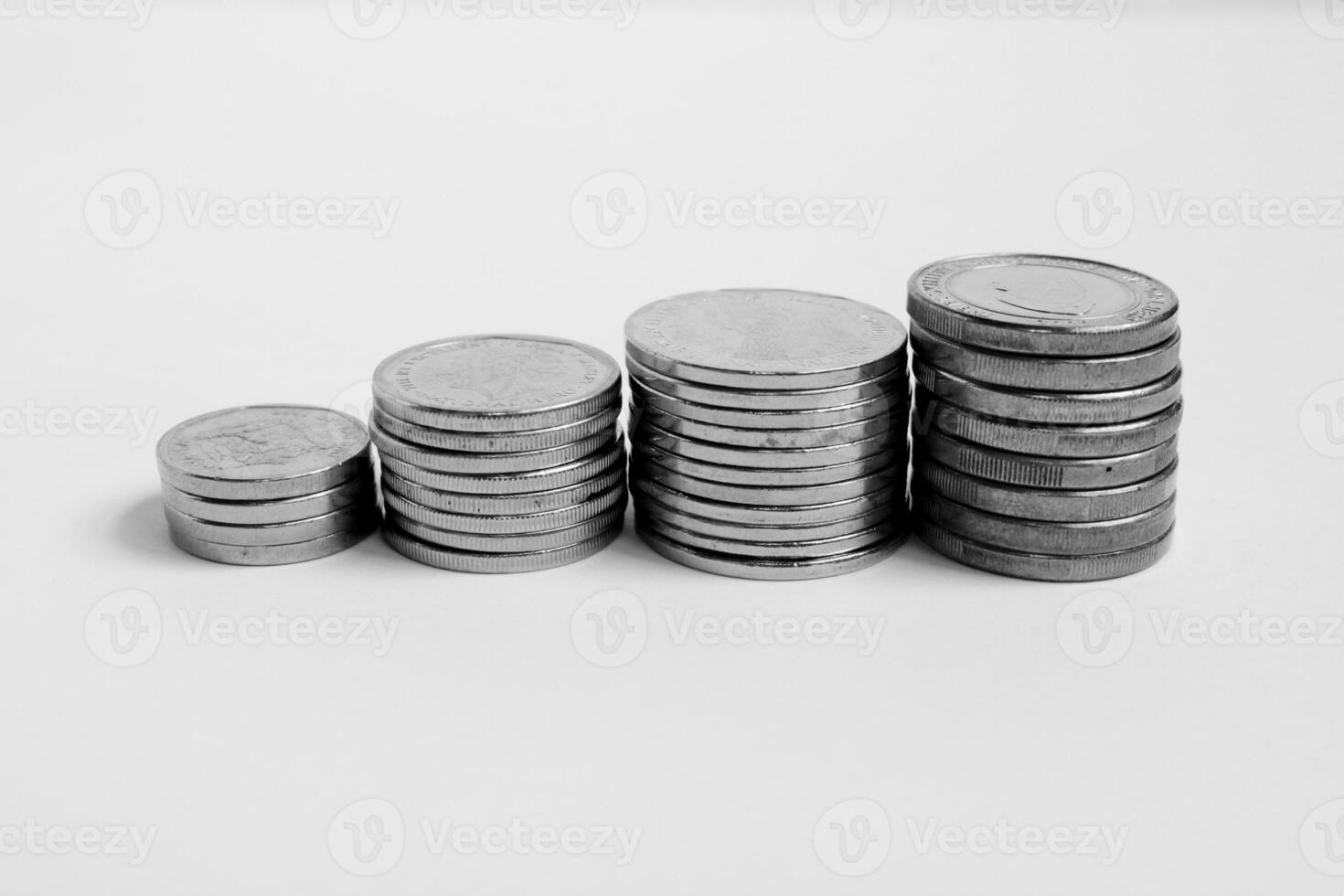 dinero moneda apilar en blanco antecedentes foto
