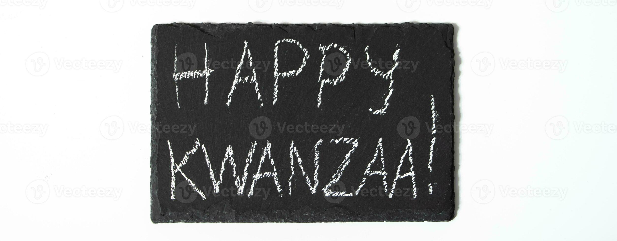 contento kwanzaa concepto. afroamericano día festivo. congratulatorio letras en blanco antecedentes. foto