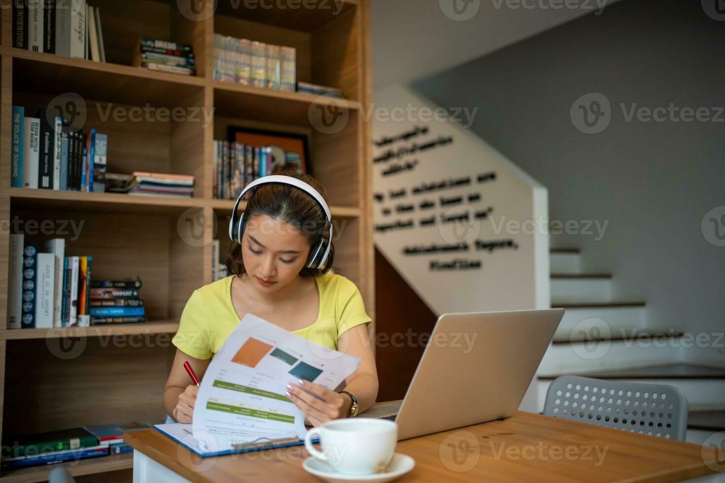 joven mujer teniendo vídeo llamada vía computadora en el hogar oficina.negocio vídeo conferencias foto