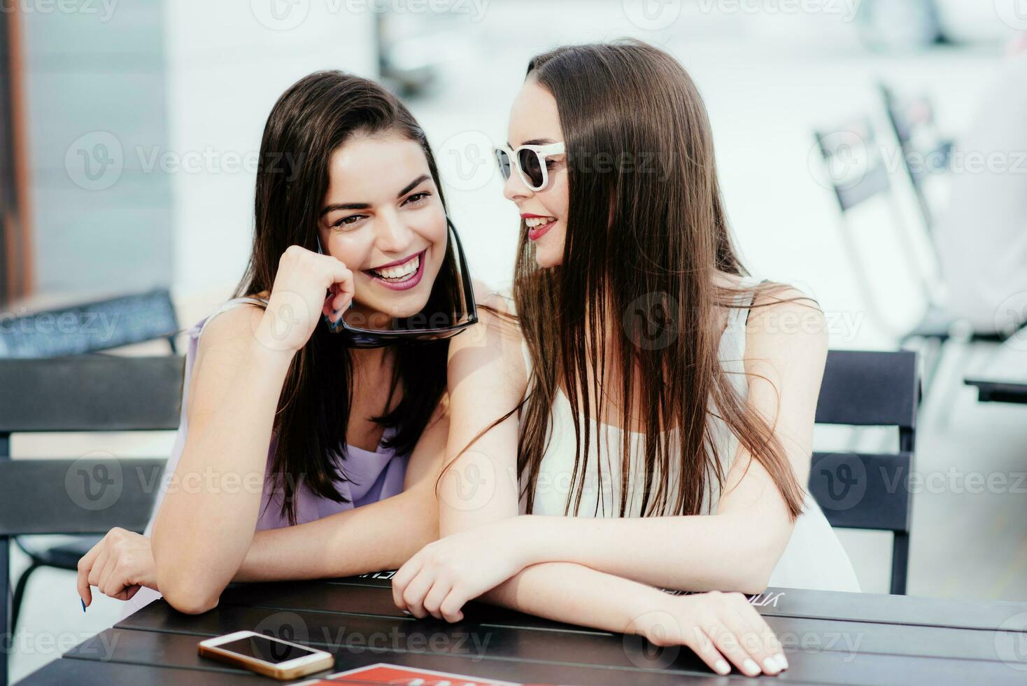 muchachas en café gastar un maravilloso hora foto