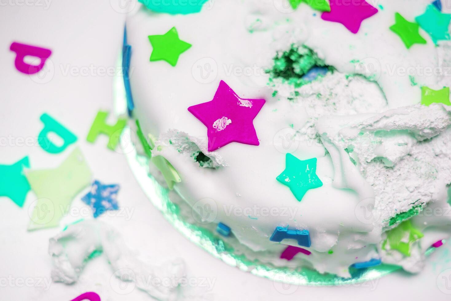 un cumpleaños pastel para un pequeño niño quien rompió eso foto