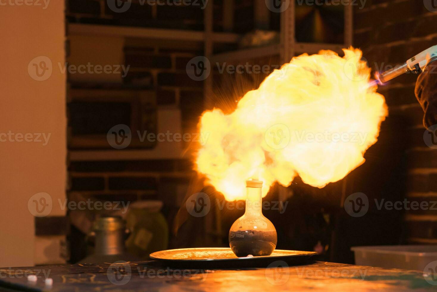 un grande explosión de hidrógeno en un química habitación foto