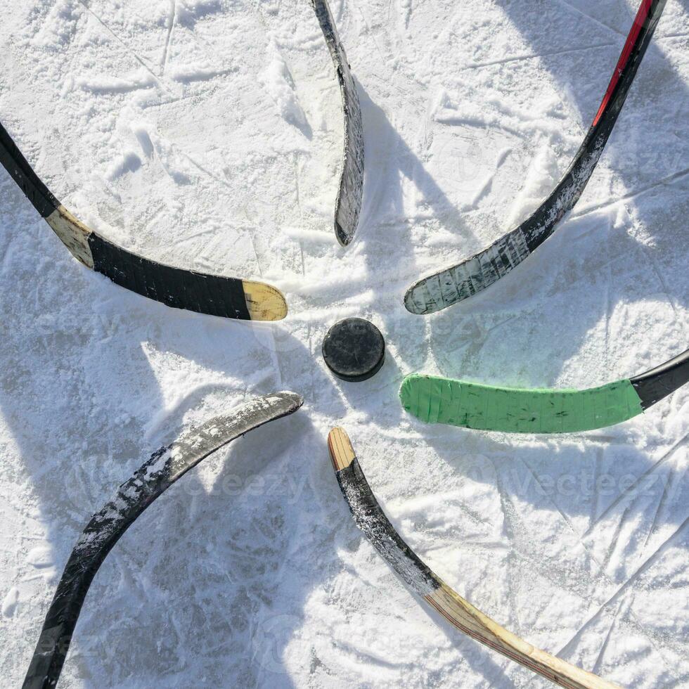 hockey equipo poner holgazanear alrededor el lavadora foto