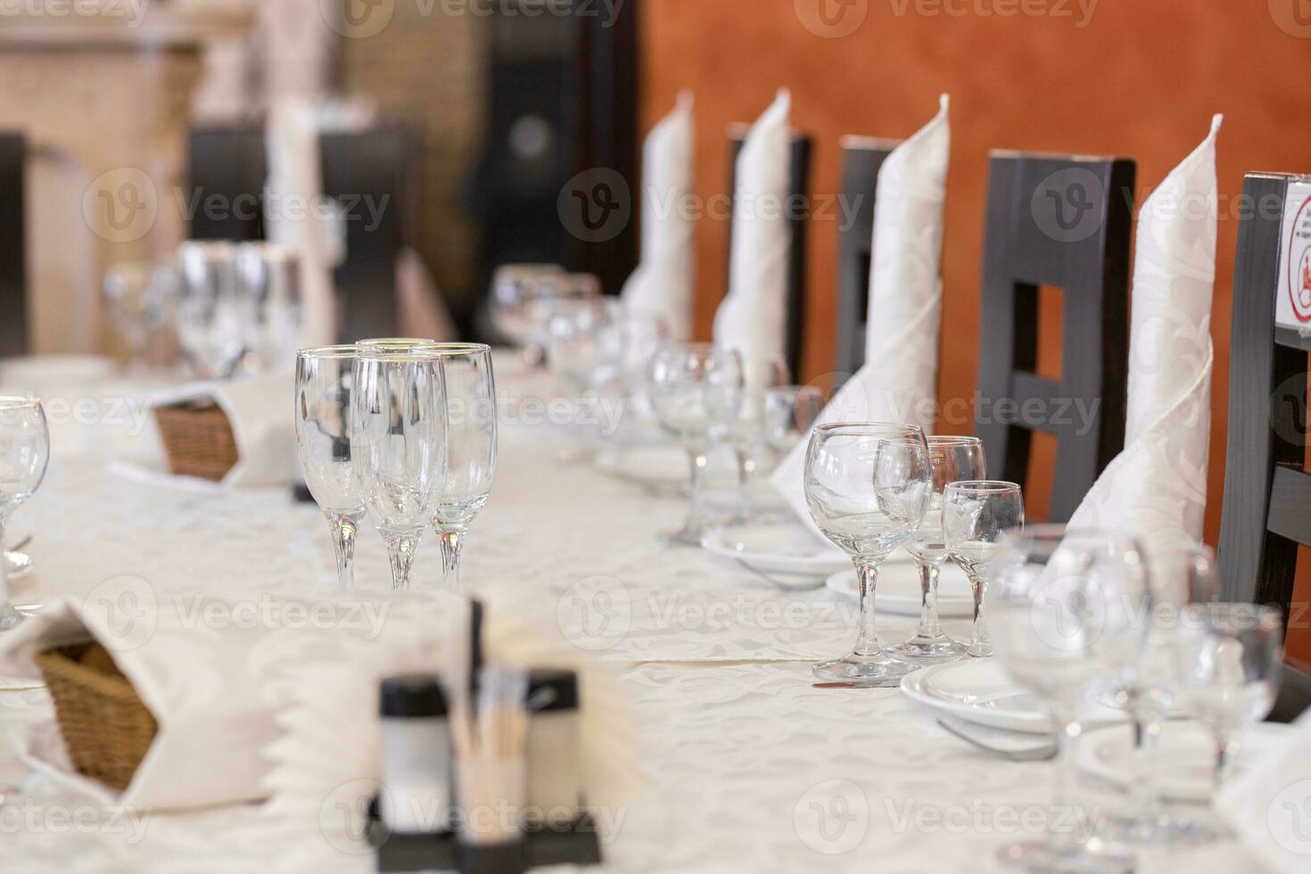 servido festivo mesa con platos, anteojos, anteojos, cuchillería y servilletas para un banquete foto