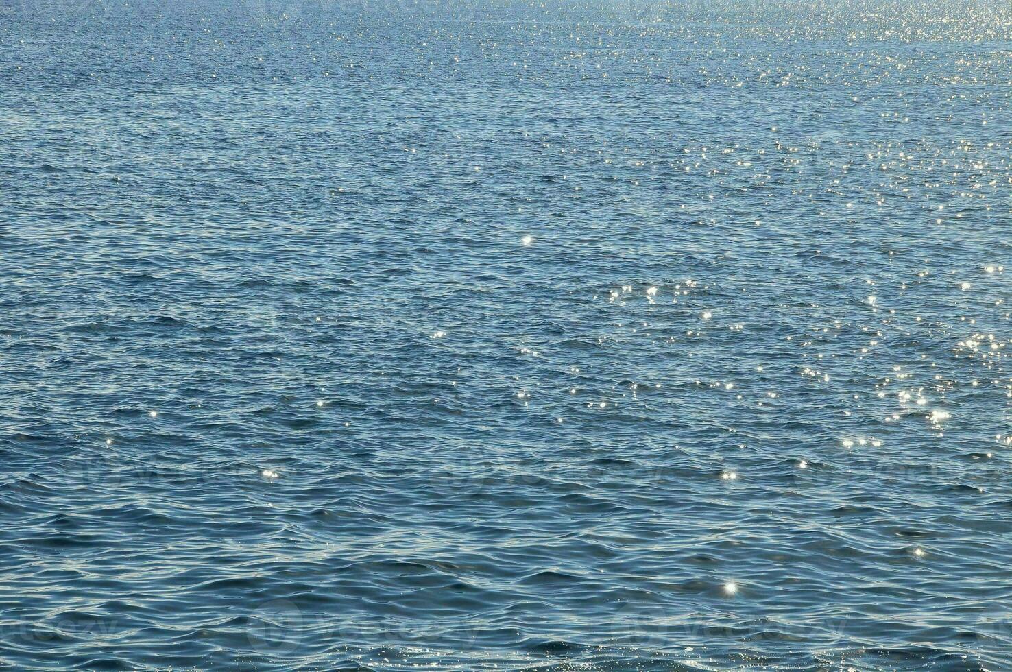 un barco es en el agua con burbujas en el superficie foto