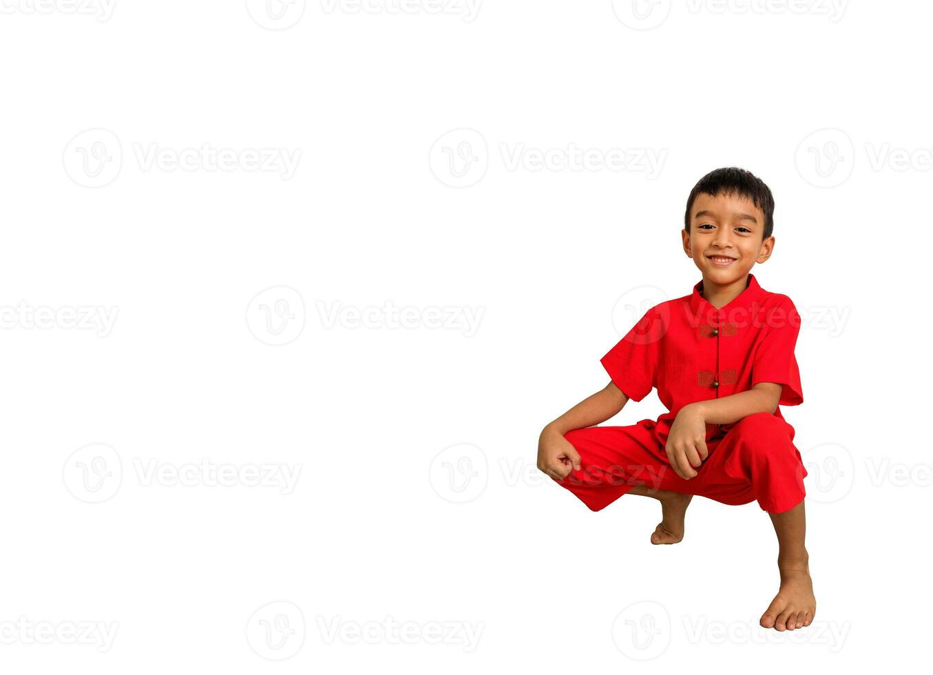 pequeño chico niño en rojo chino vestido, estilo y Moda ideas para niños. chino nuevo año foto