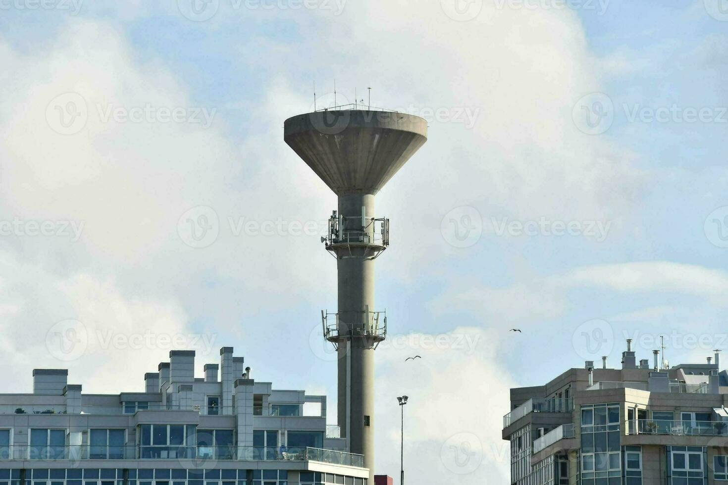 un agua torre en el ciudad de Amsterdam foto
