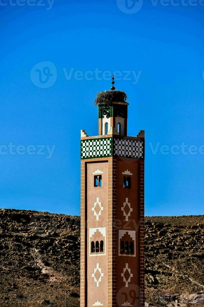 un alto torre con un reloj en parte superior de eso foto