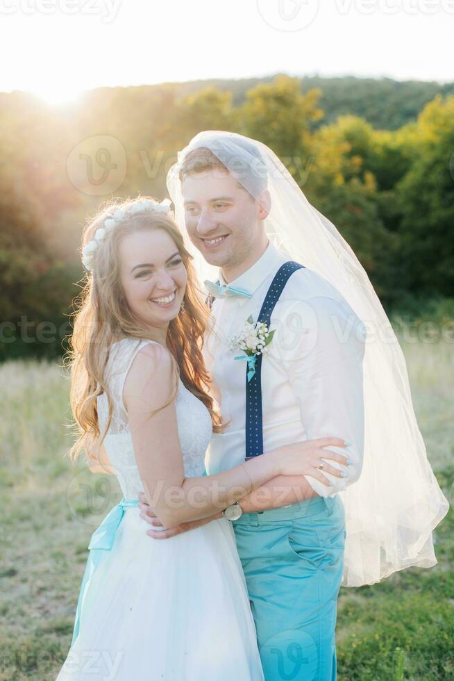 el novio poner en el velo de el novia foto