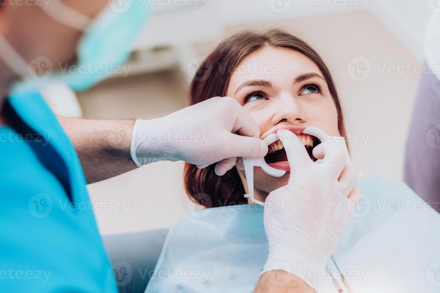 doctor orthodontist performs a procedure for cleaning teeth 35066900