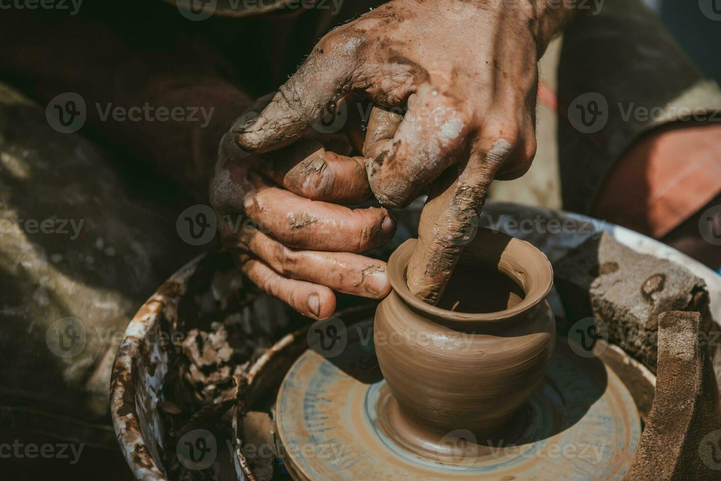 Maestro manos hace un maceta de arcilla. Maestro clase es retenida en naturaleza, de cerca foto