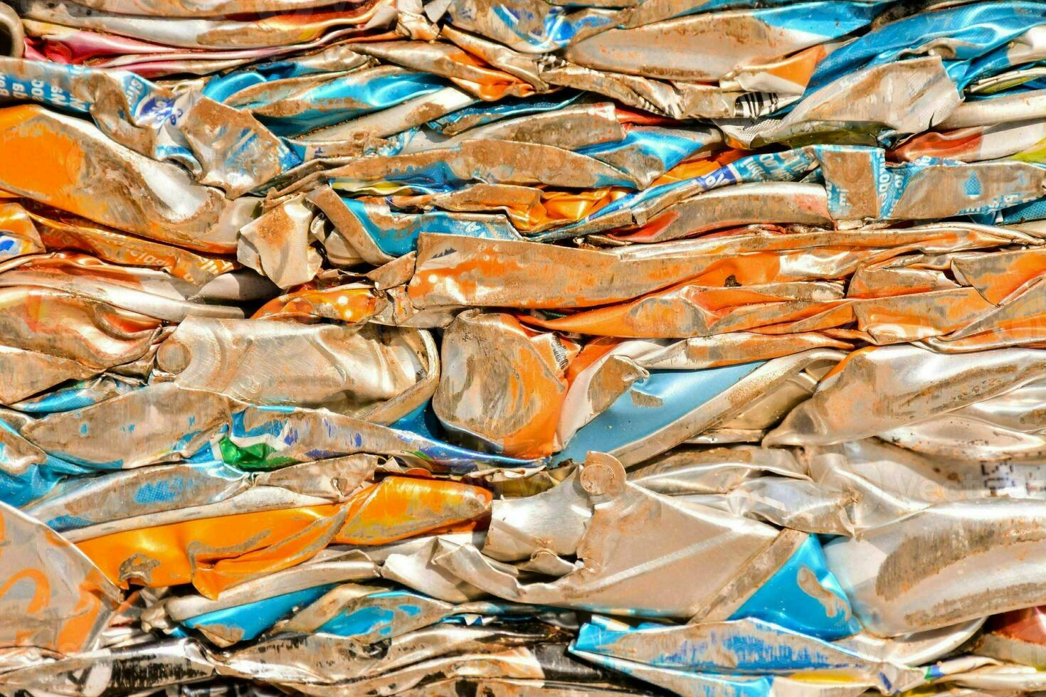 un pila de aluminio latas con diferente colores foto