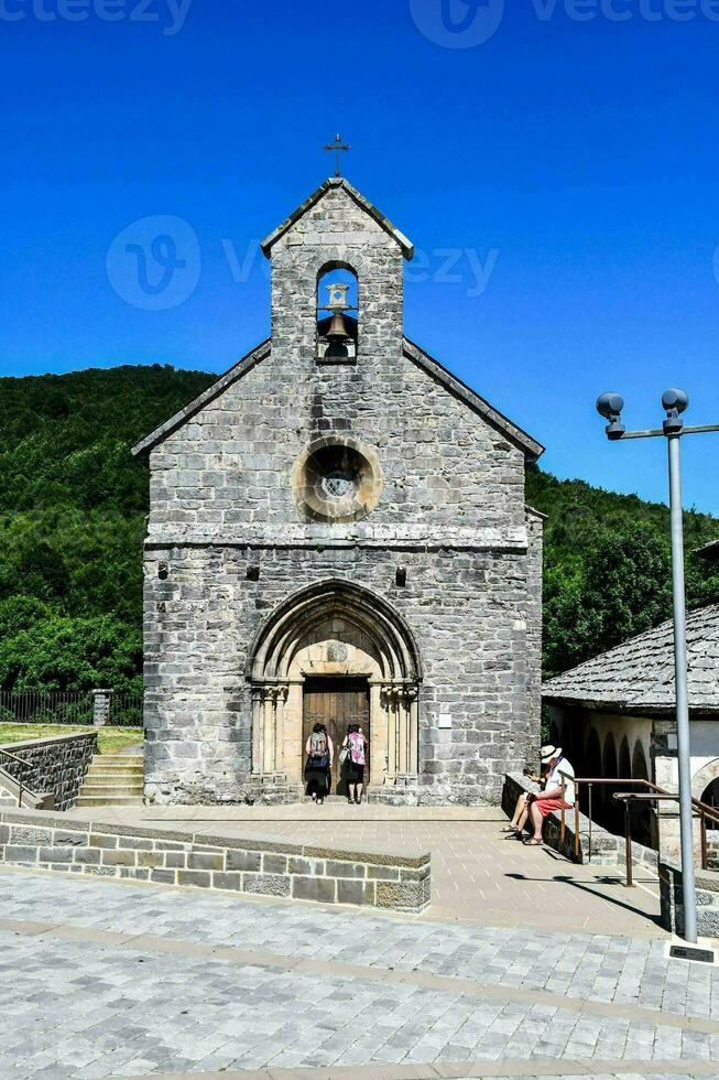 el Iglesia de el Santo de el montañas foto