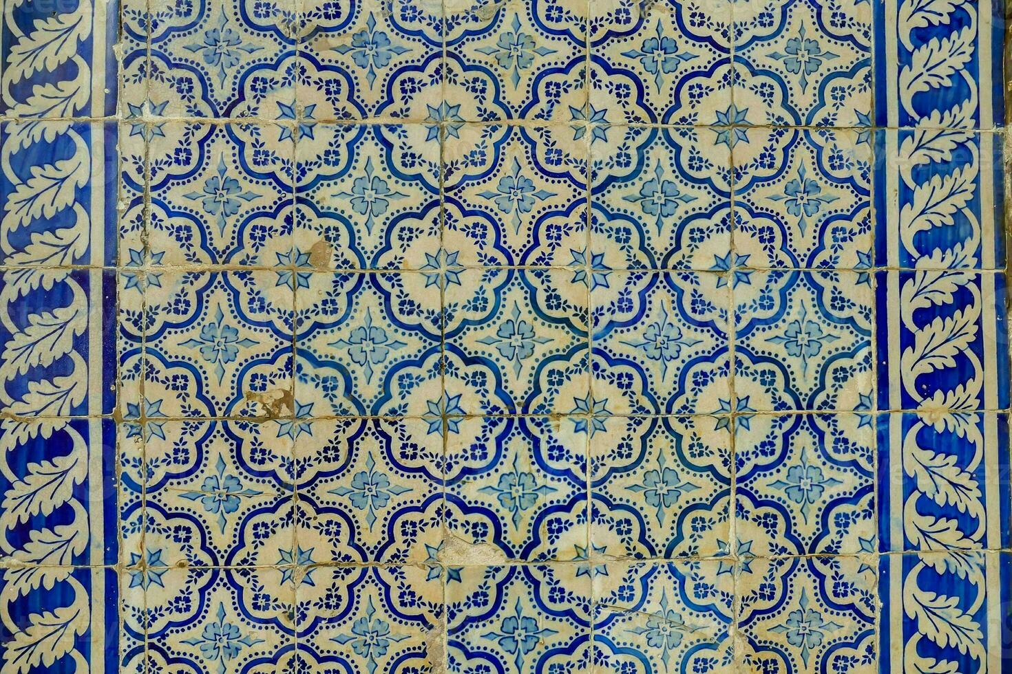 a close up of a tile with a flower design photo