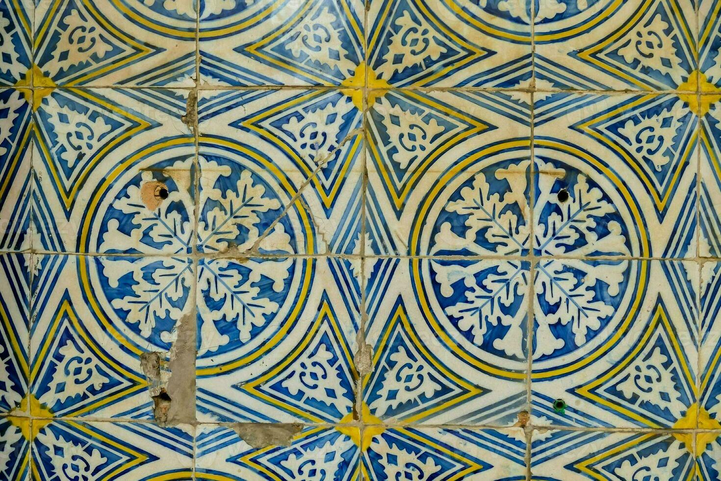 un antiguo azul y blanco loseta pared con un azul y amarillo diseño foto