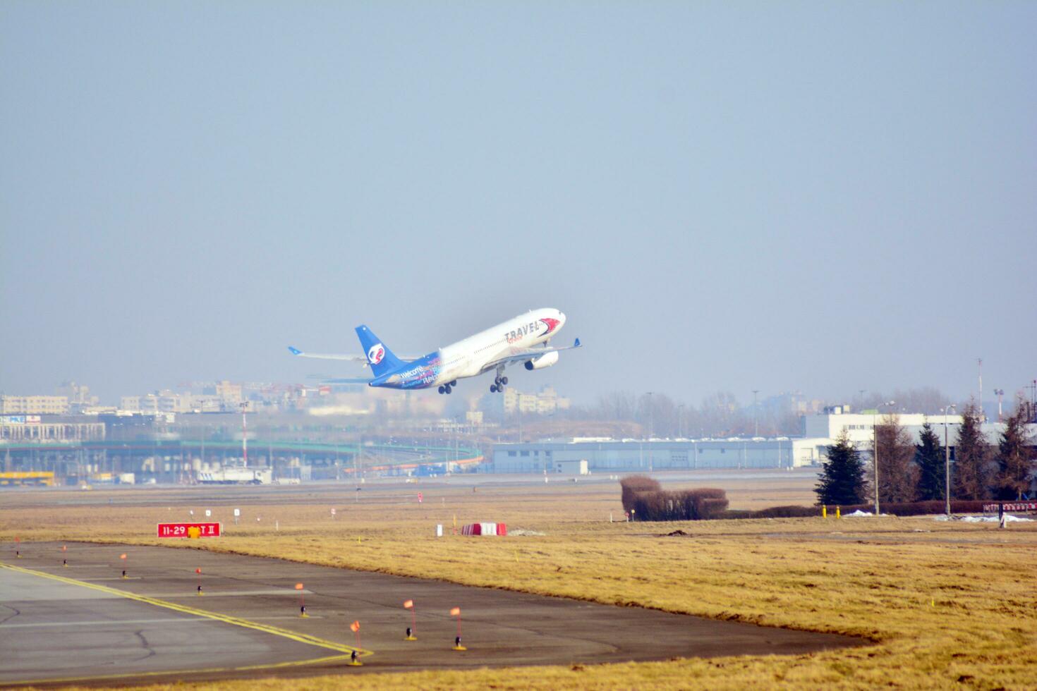 varsovia, Polonia. 5 5 marzo 2018. pasajero avión sólo antes de aterrizaje a el Chopin aeropuerto. foto