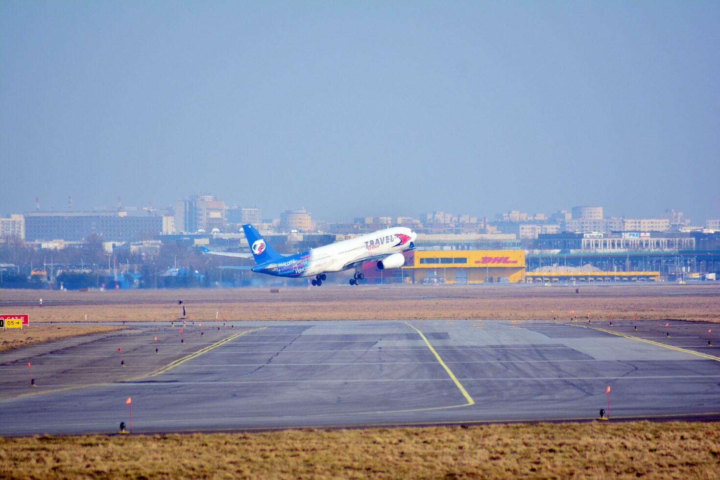 varsovia, Polonia. 5 5 marzo 2018. pasajero avión sólo antes de aterrizaje a el Chopin aeropuerto. foto