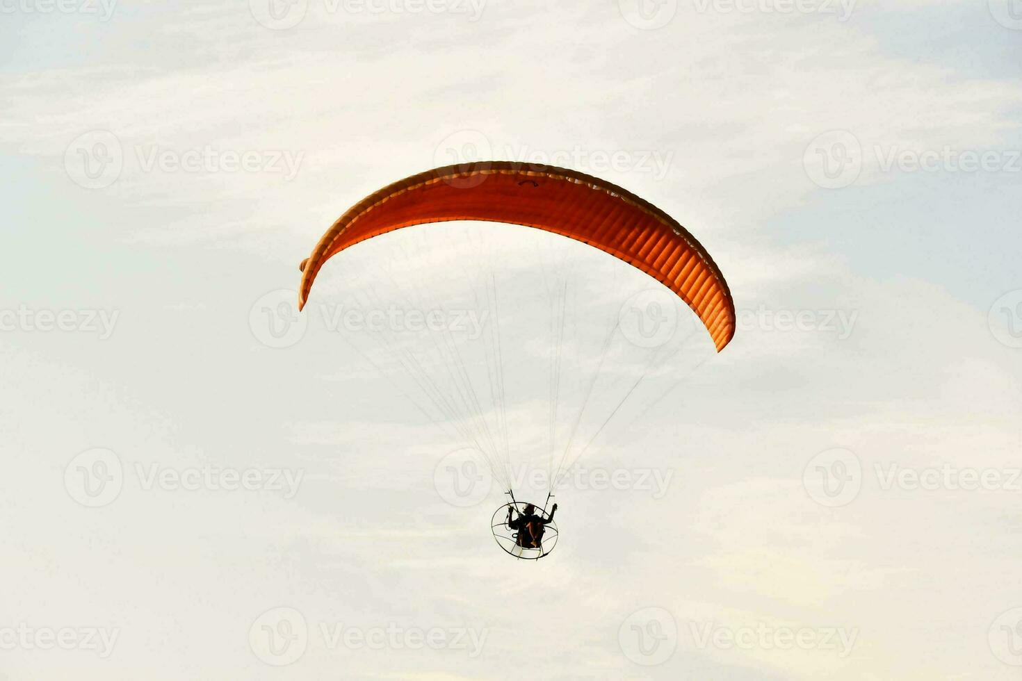 un persona es parapente en el cielo foto