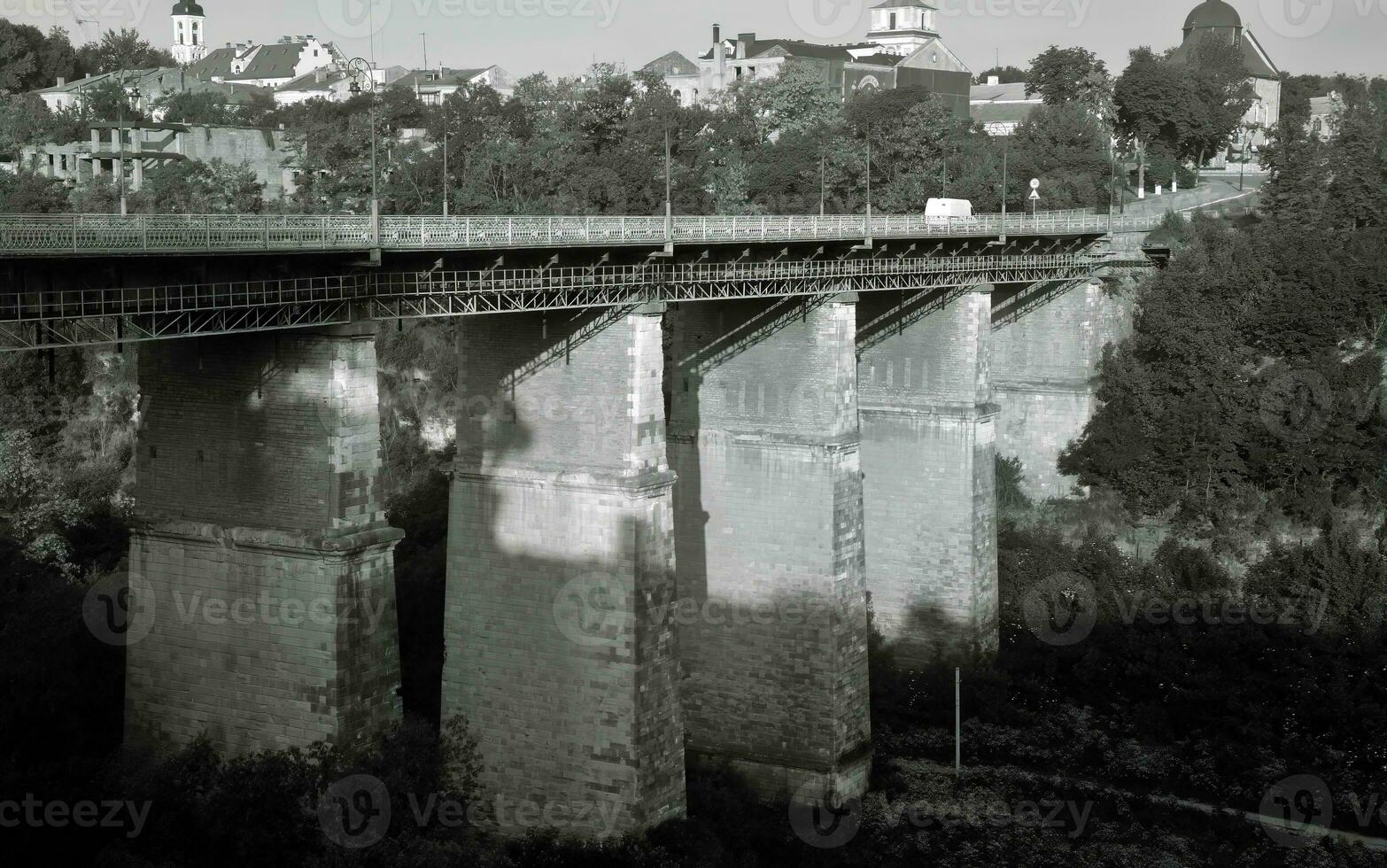 antiguo puente negro y blanco antecedentes foto