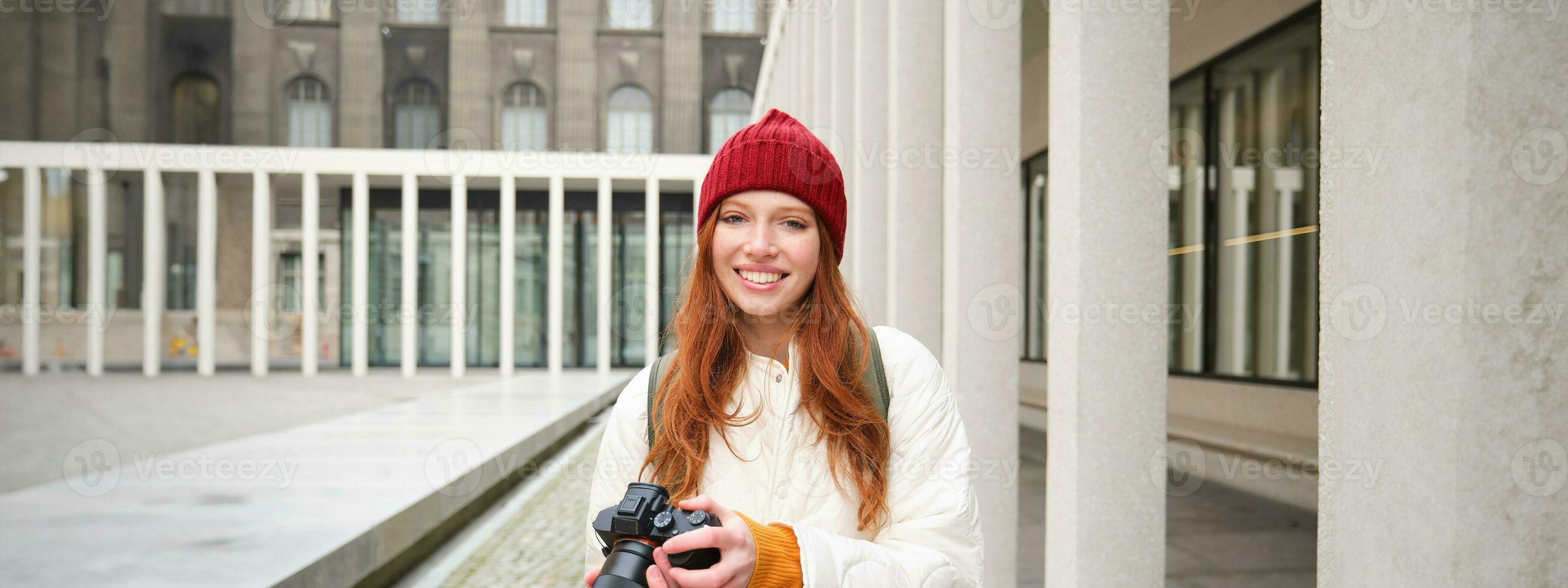 hermosa cabeza lectora chica, fotógrafo con profesional cámara toma imágenes al aire libre, caminando alrededor ciudad y tomando fotos, Turismo foto