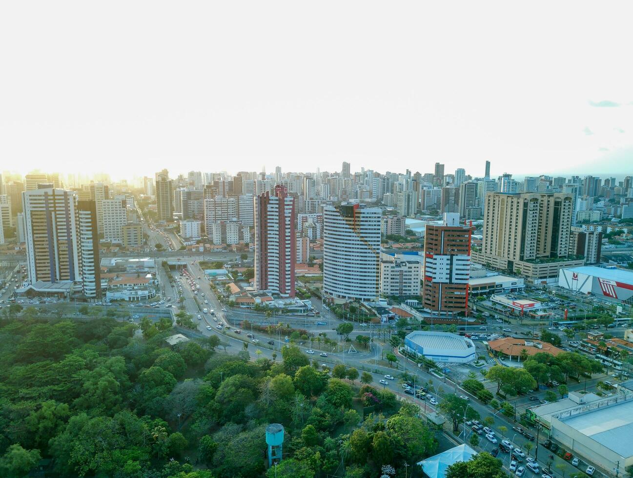 aéreo zumbido imágenes de el ciudad foto