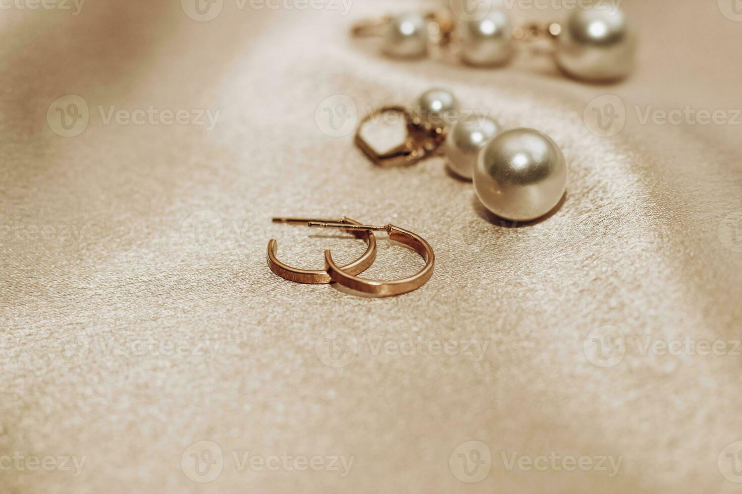 Women's jewelry, gold chain, trendy jewelry on a silk background. photo