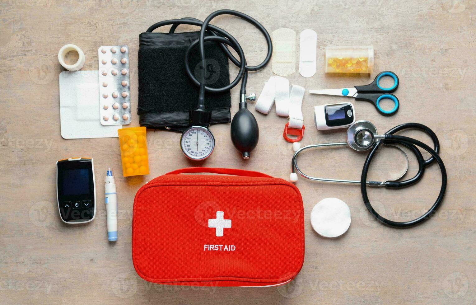 emergencia primero ayuda equipo, médico emergencia suministros para salud cuidado y seguridad, aislado para rescate y tratamiento apoyo foto