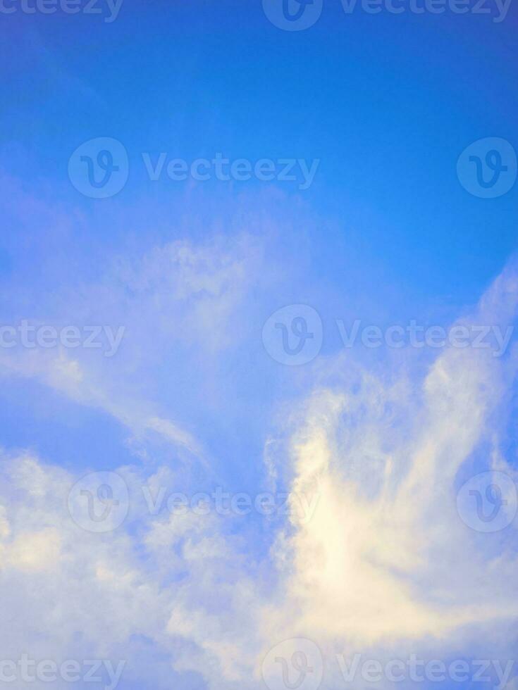 un hermosa azul cielo con mullido blanco nubes el cielo es claro y azul, y el nubes son blanco y esponjoso. foto