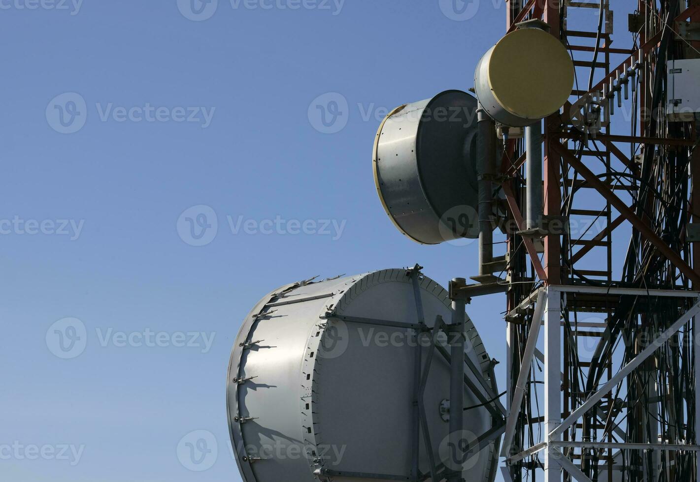 telecomunicación antena con múltiple satélite en contra el azul cielo foto