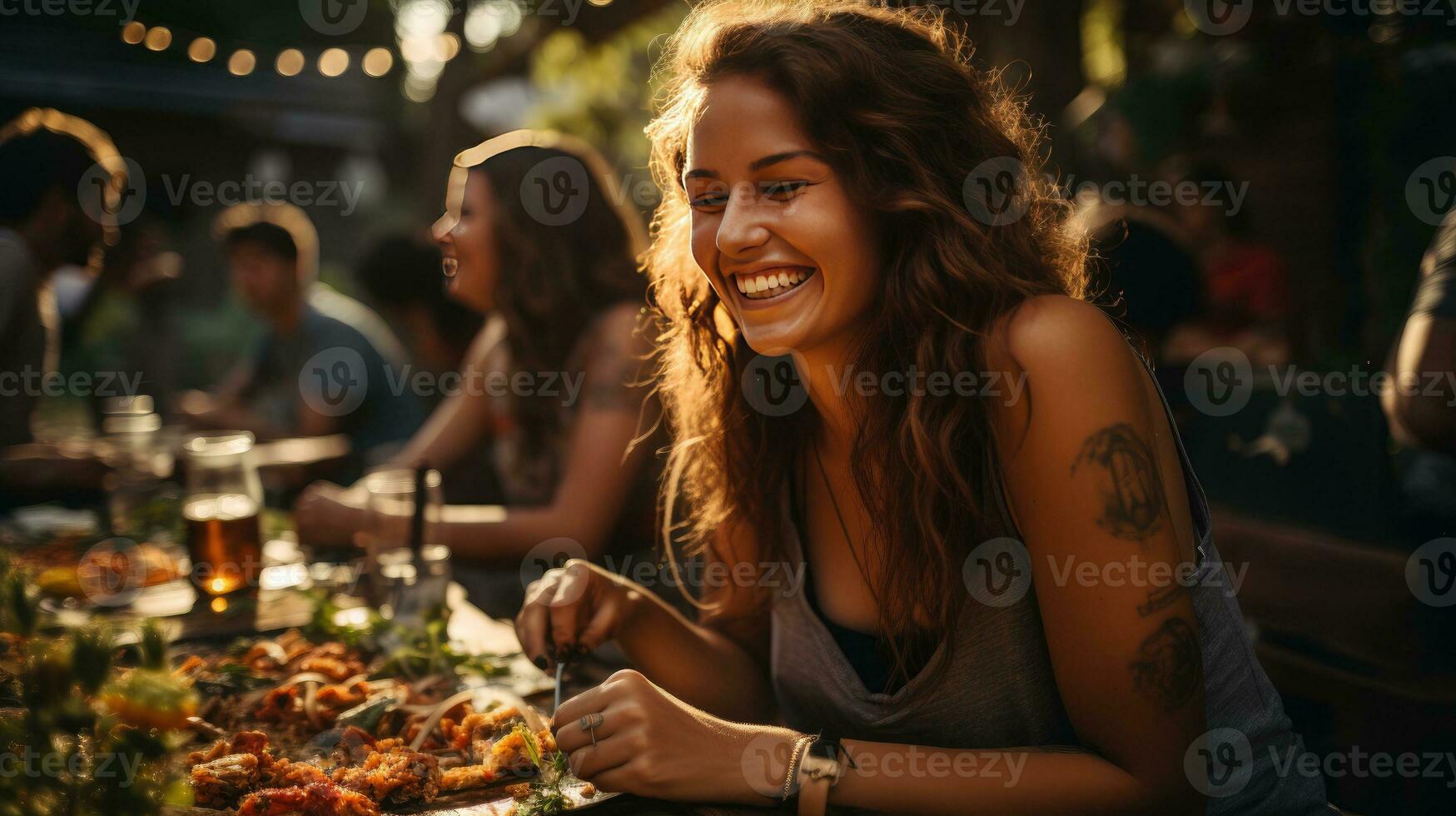 alegre mujer riendo a al aire libre puesta de sol reunión con amigos foto