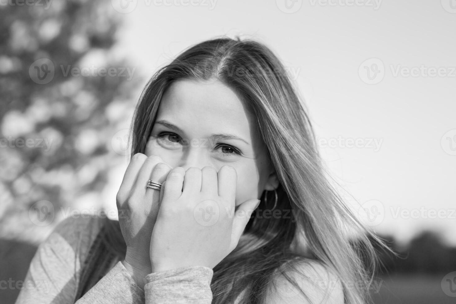sorprendido joven mujer con manos terminado su boca al aire libre foto
