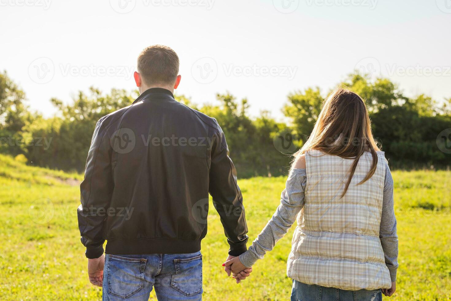 posterior ver de Pareja participación manos caminando en otoño campo foto