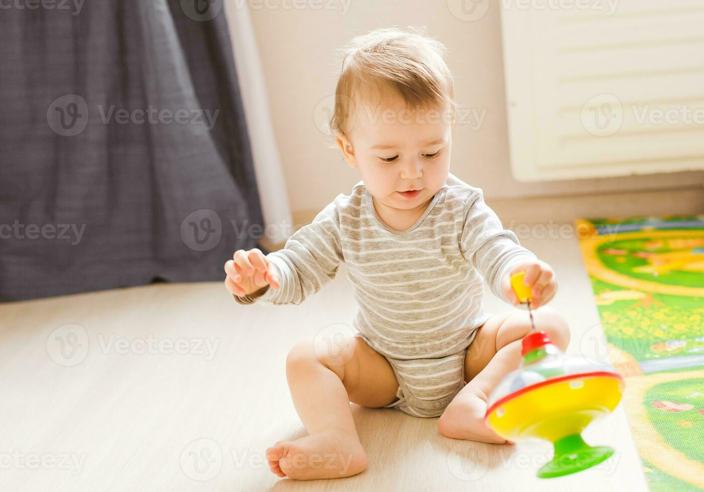 bebé chico jugando con juguete adentro a hogar foto