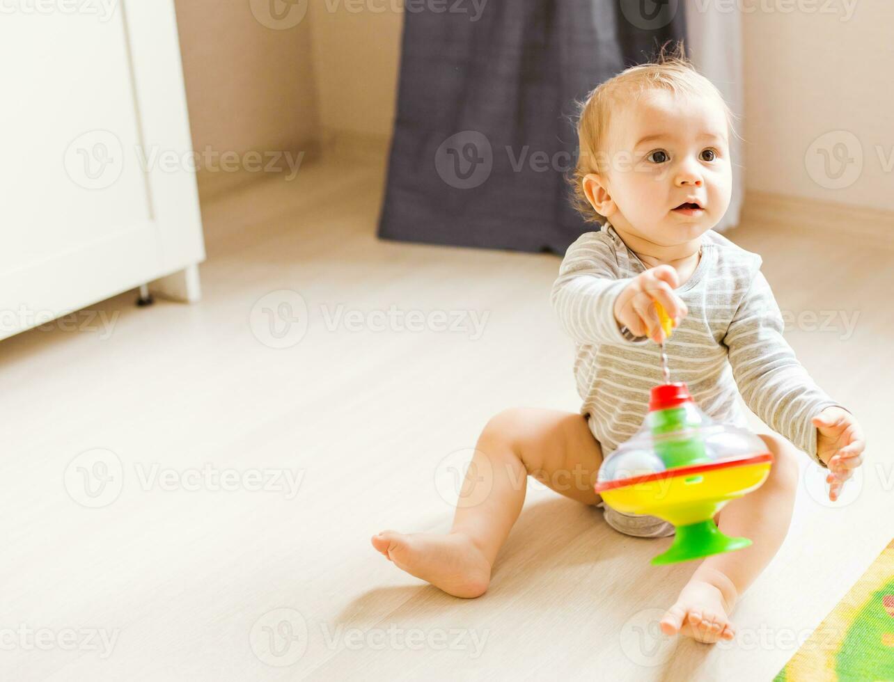 gracioso chico niño jugando con juguete foto