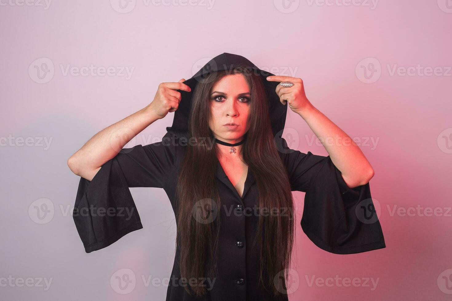 Moda joven mujer yendo a Víspera de Todos los Santos fiesta. bruja carnaval traje. retrato de sexy niña en negro vestir foto