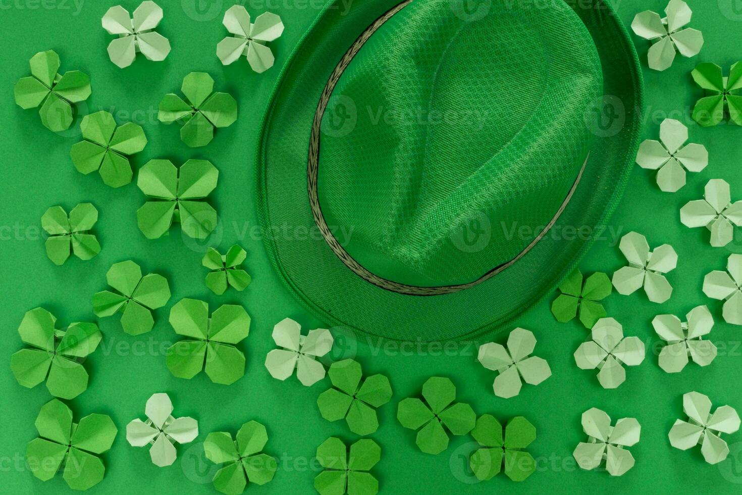 S t. patrick's día celebracion, festivo irlandesa fiesta con verde fondo, concepto de trébol tradicion en marzo festival foto