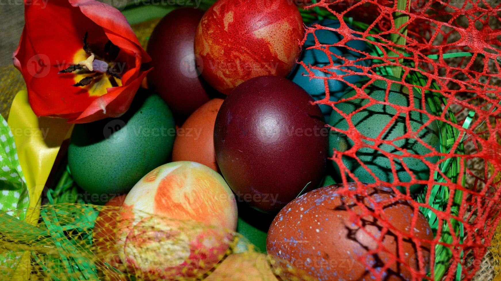 vistoso Pascua de Resurrección huevos. vibrante, festivo fiesta decoraciones simbolizando primavera celebracion y tradicional florido diseños foto