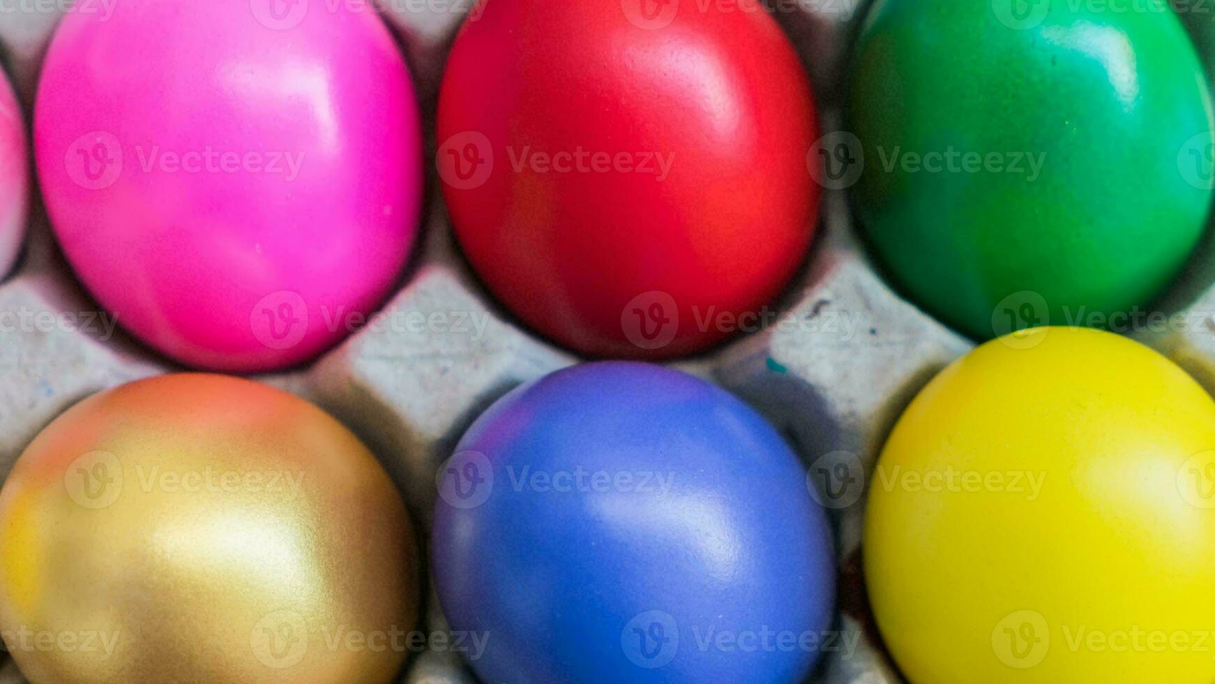 vistoso Pascua de Resurrección huevos. vibrante, festivo fiesta decoraciones simbolizando primavera celebracion y tradicional florido diseños foto