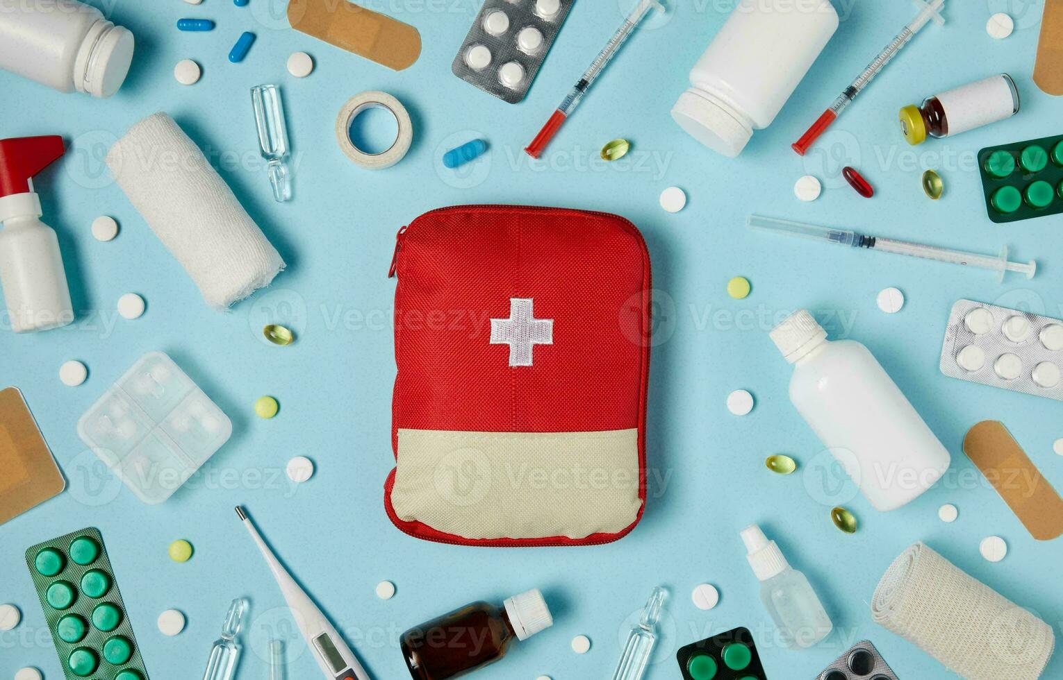 emergencia primero ayuda equipo, médico emergencia suministros para salud cuidado y seguridad, aislado para rescate y tratamiento apoyo foto