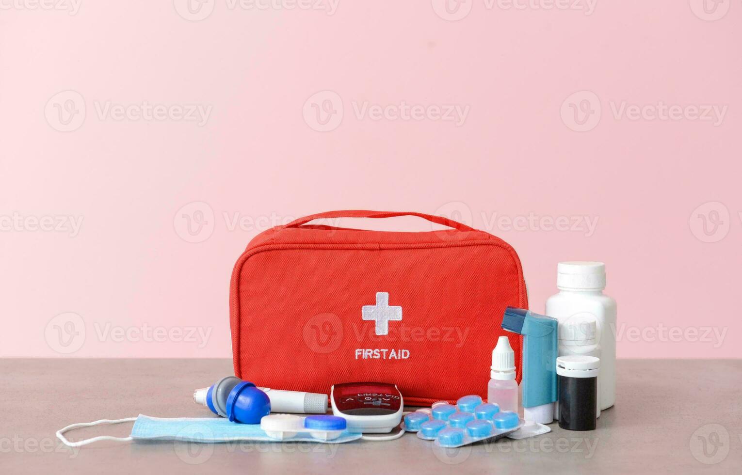 emergencia primero ayuda equipo, médico emergencia suministros para salud cuidado y seguridad, aislado para rescate y tratamiento apoyo foto