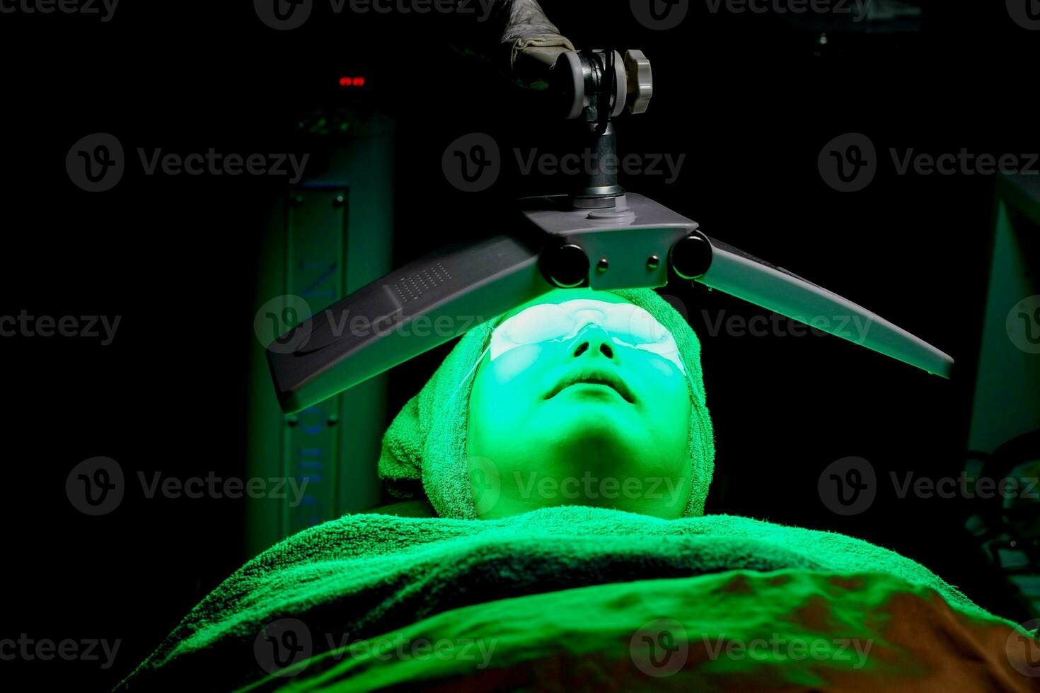 pdt foto dinámica tratamiento., verde ligero ayuda tratar oscuro lugares, enrojecimiento, reducir melanina producción y restaurar resplandor a el piel.