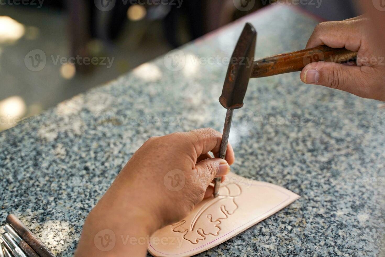 de cerca mano de cuero artesano es cuidadosamente a hacer un cuero producto para un cliente., cuero artesano concepto. foto