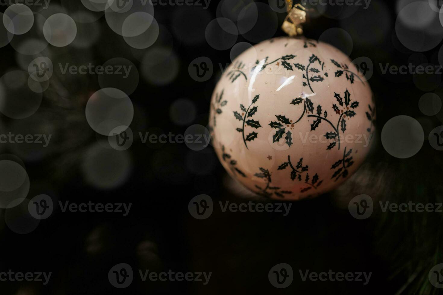 hermosa Navidad decoraciones adornos en el Navidad árbol foto