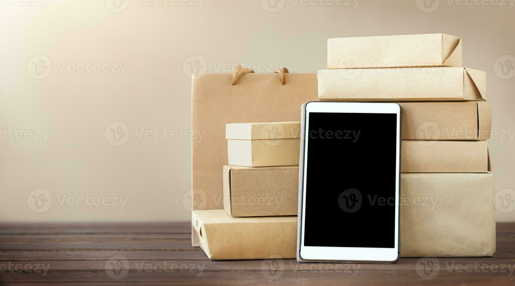 ecológico paquetes y tableta pantalla foto