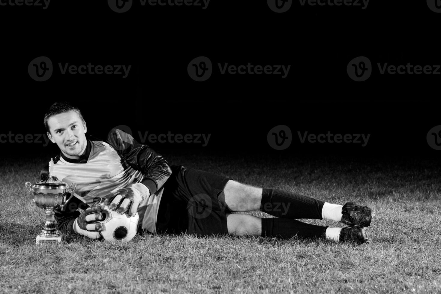 hombre jugando futbol foto