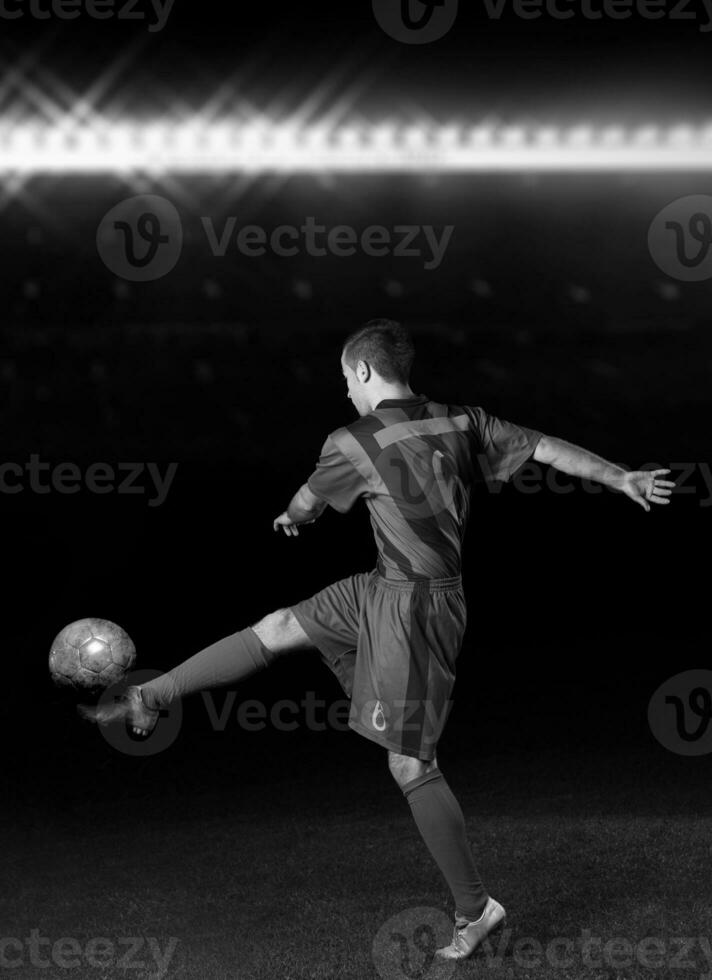 hombre jugando futbol foto