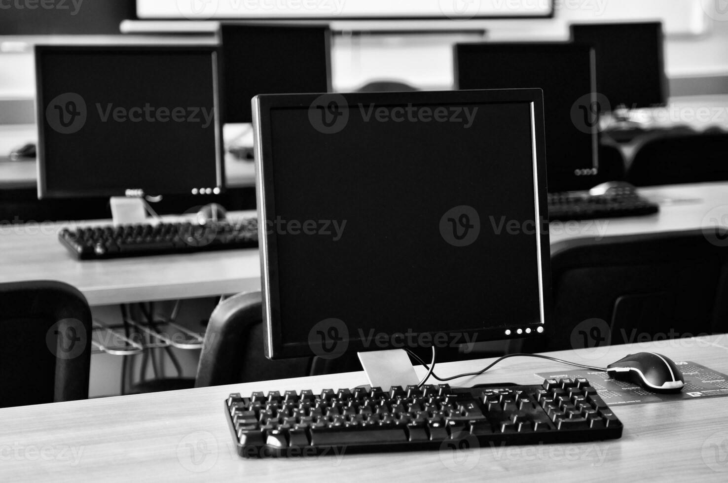 salón de clases con computadora foto