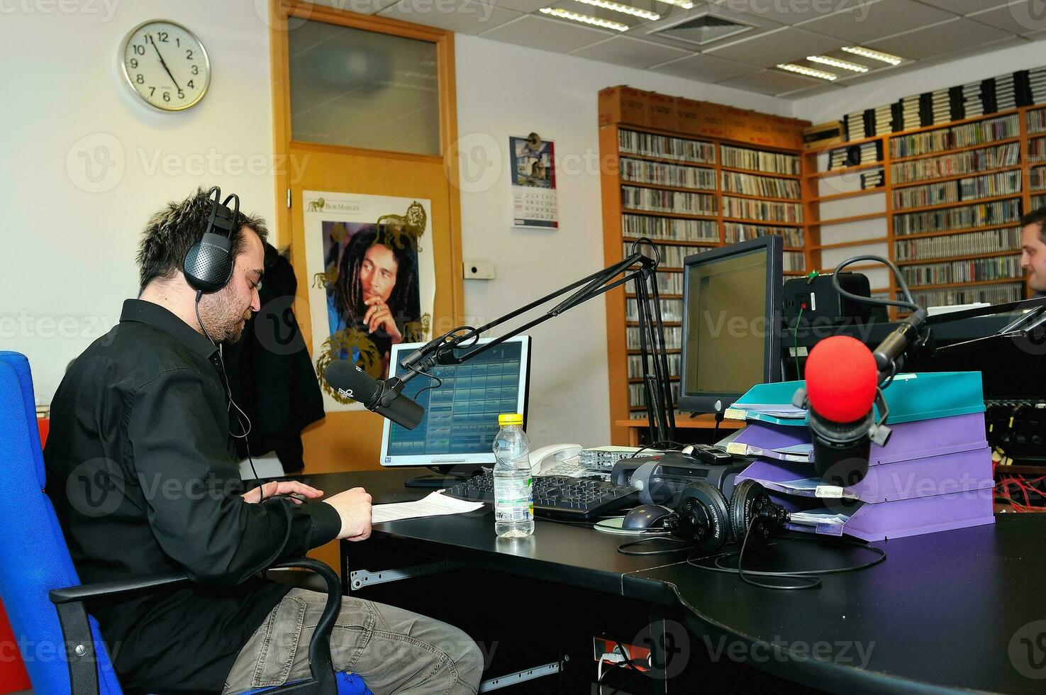 hombre a radio estación foto